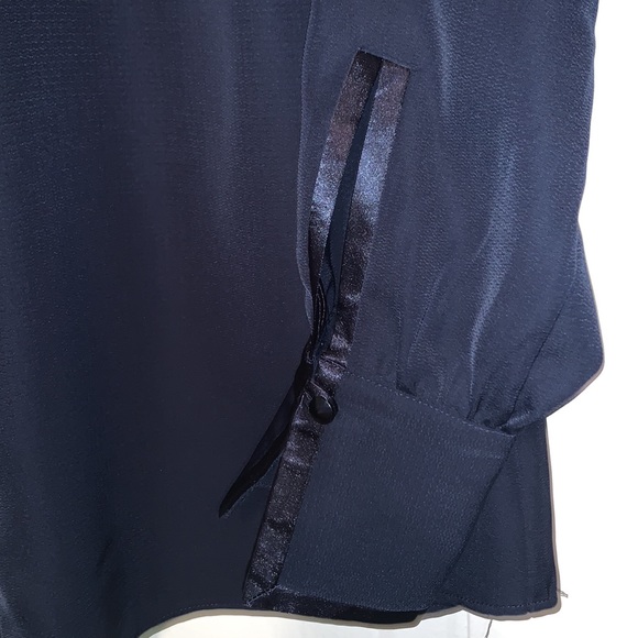 Elegant, long sleeved blouse. Satin trim at cuffs, neckline and key-hole. - Picture 2 of 4